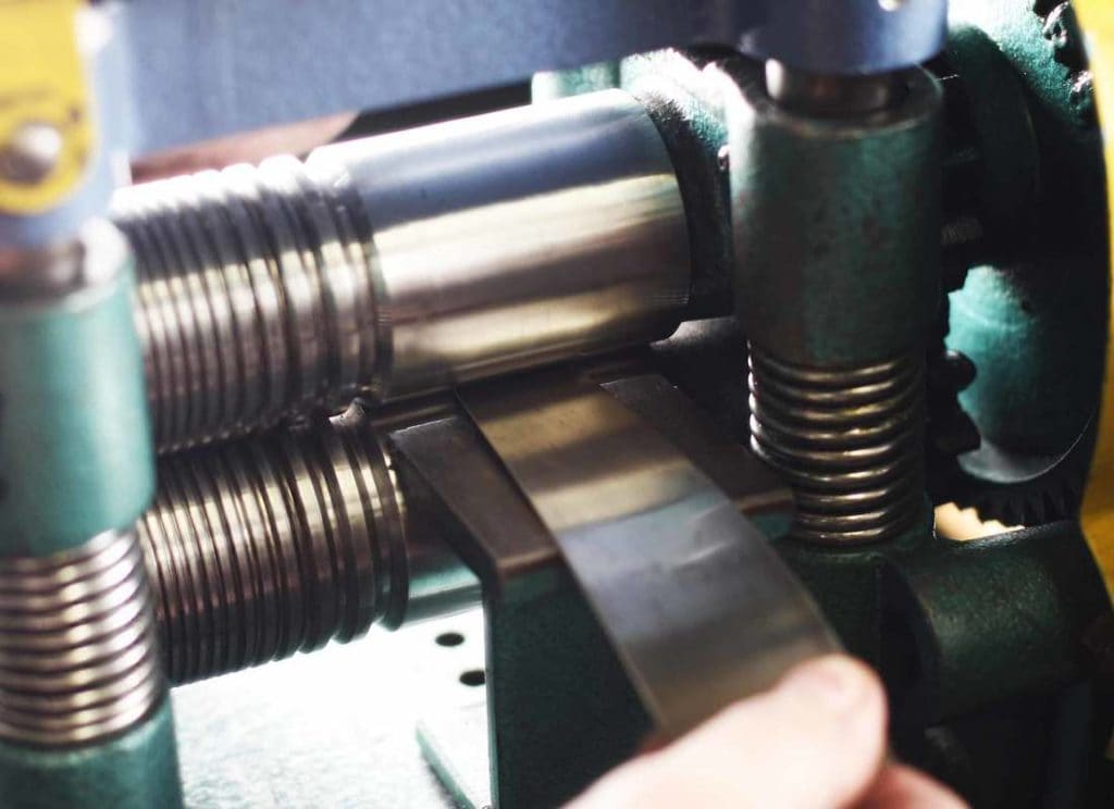 prostowanie metalowej blaszki