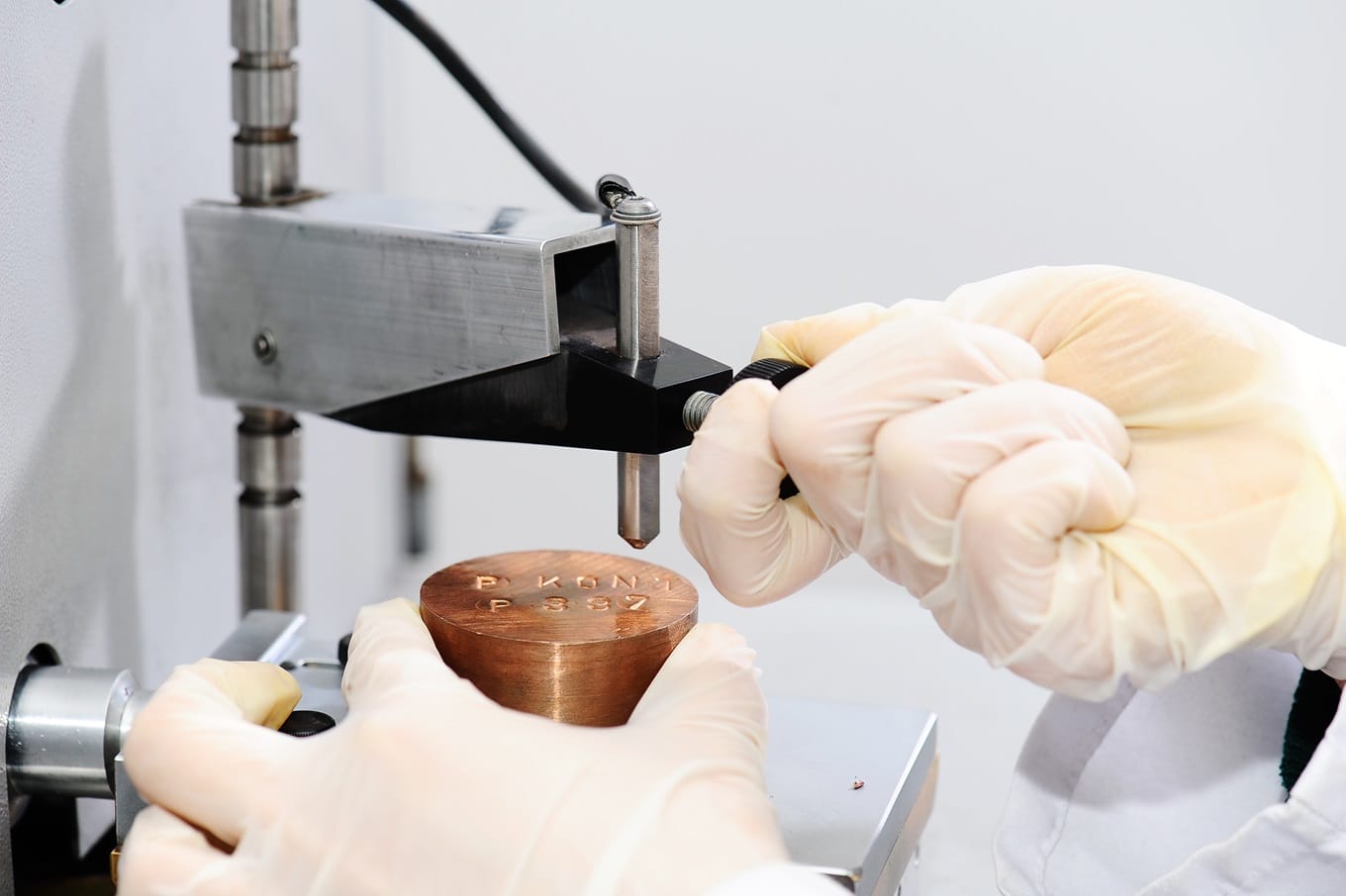 Read more about the article Jakim badaniom laboratoryjnym poddaje się metale?